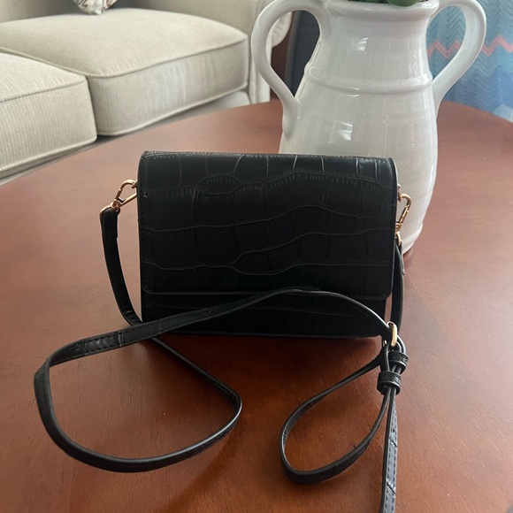 Handbags - Elegant Black Croc-Embossed Crossbody Bag